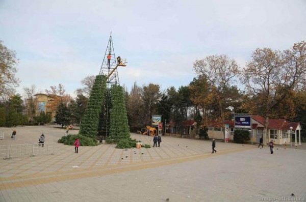 В Анапе ставят Новогоднюю елку