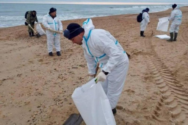 24 участка Анапы пострадали от нового выброса мазута